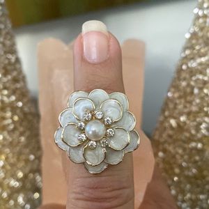 mother of pearl  flower ring size 6 in gold tone with rhinestone center